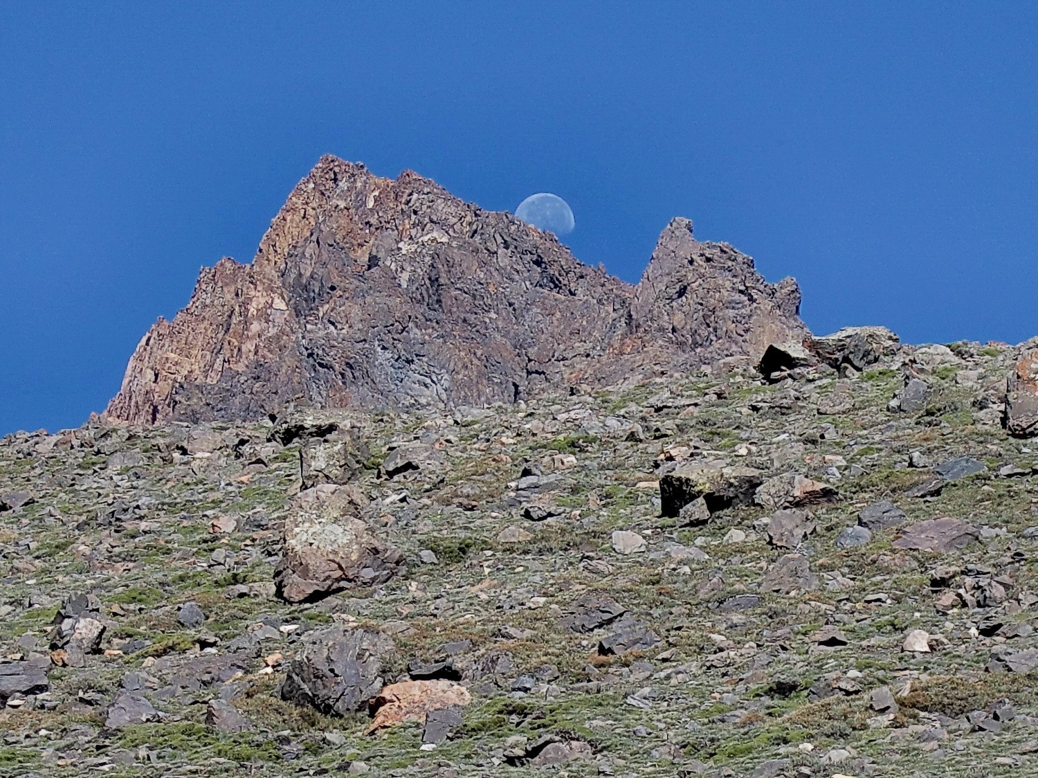 The moon in the gap of the top of Adofo Calle